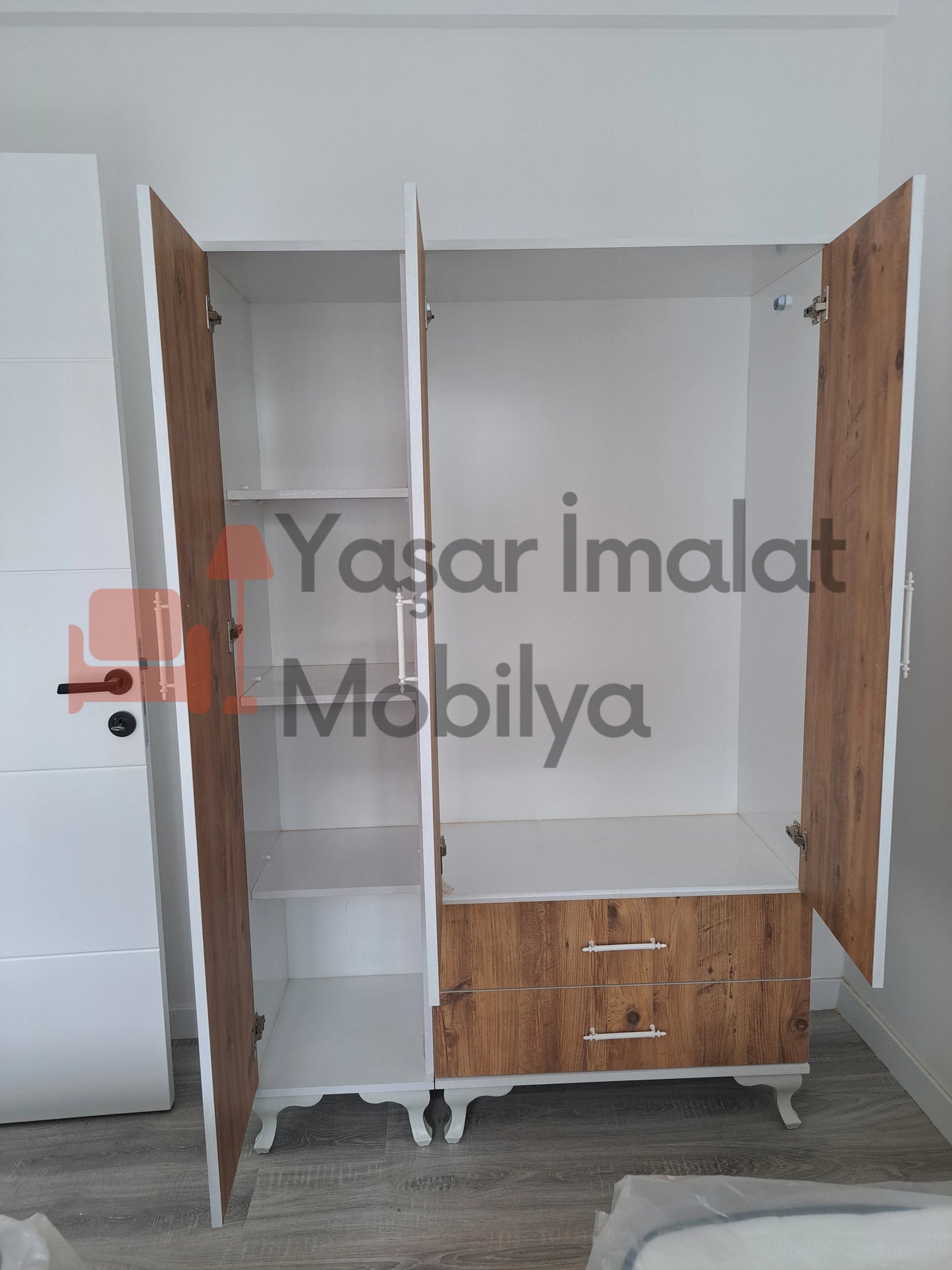 3 Kapılı Elbise Dolabı